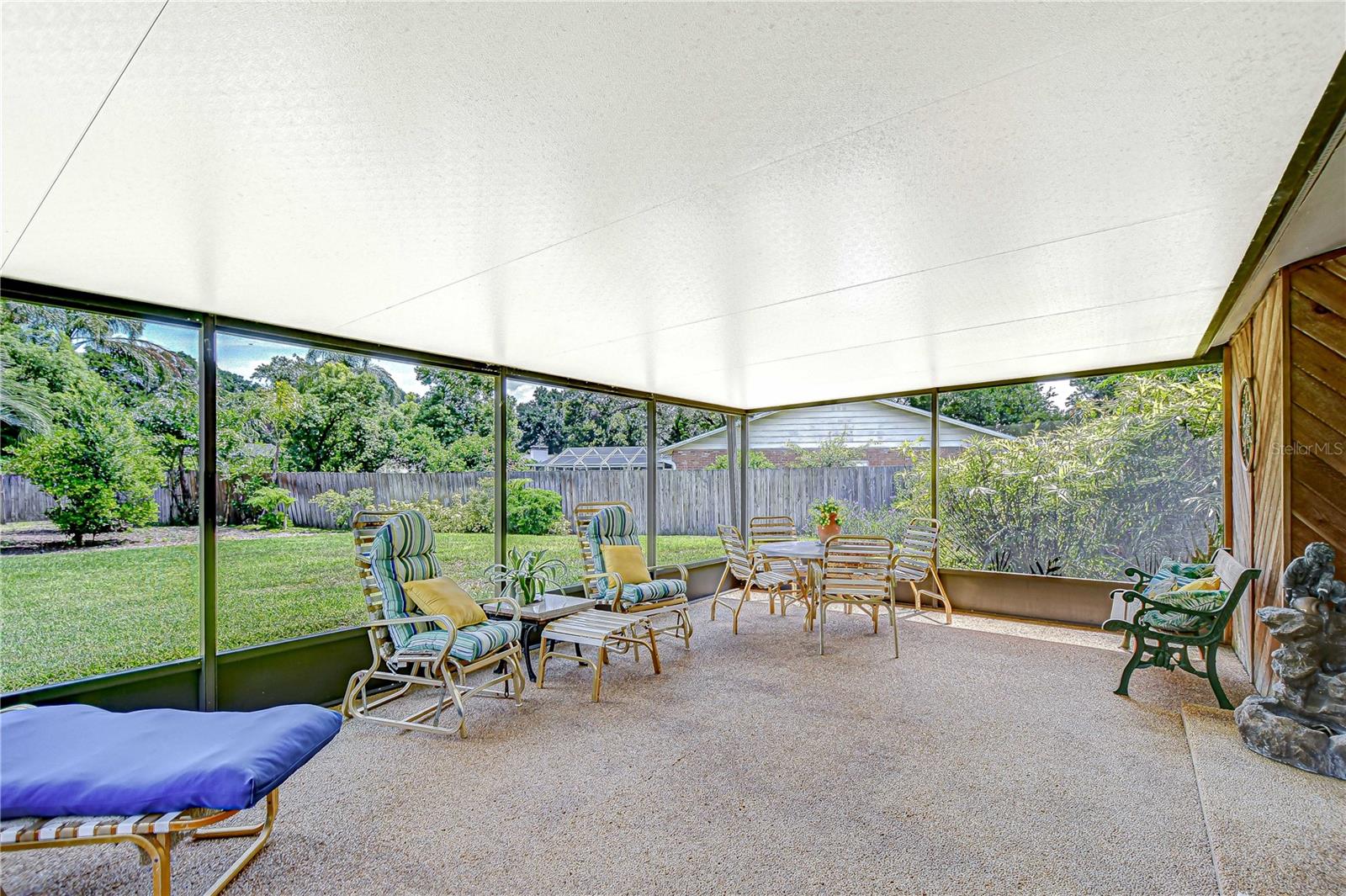 Large screened patio!