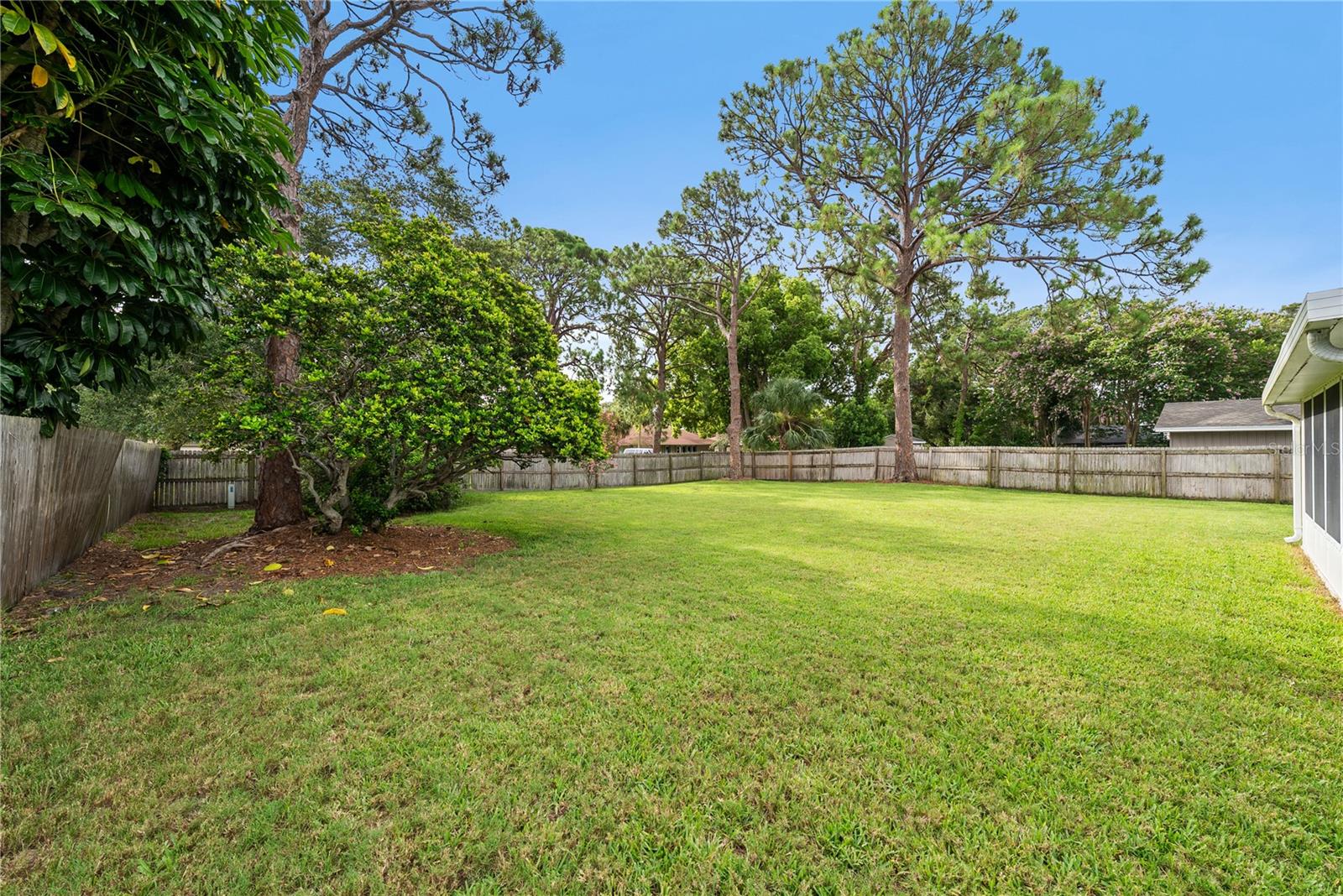 Gorgeous Fenced Yard