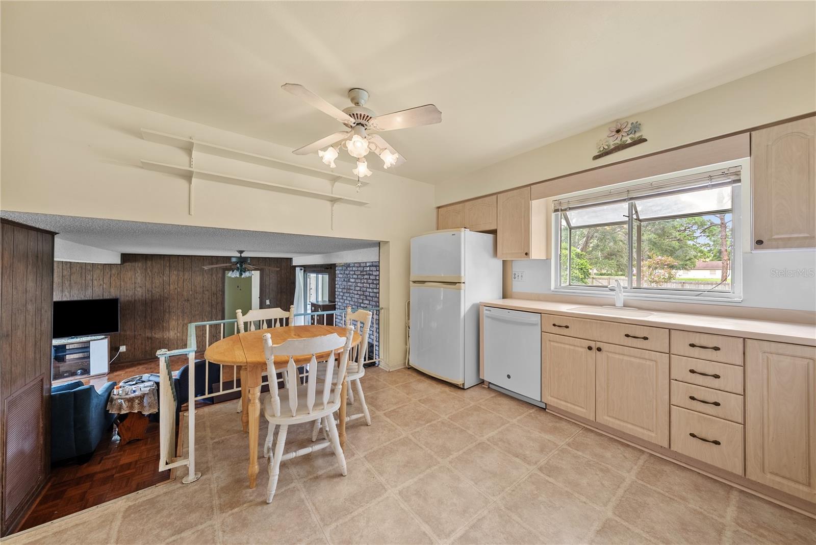 Kitchen w/Breakfast Area