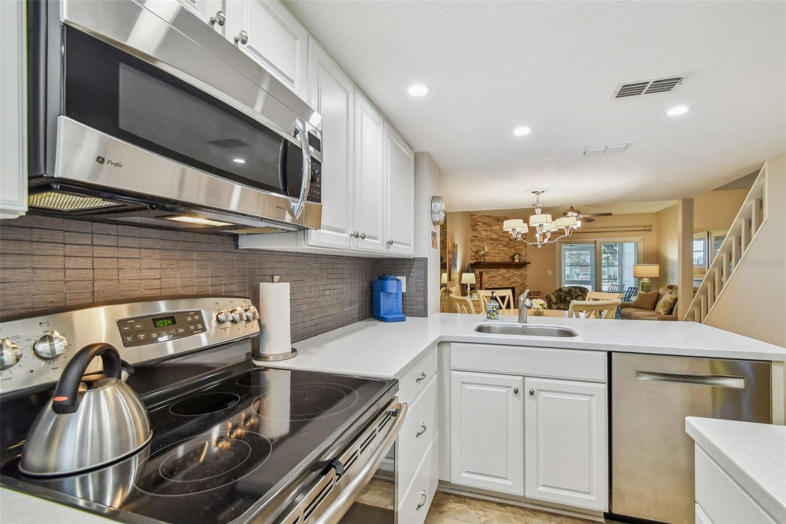 TB8406983