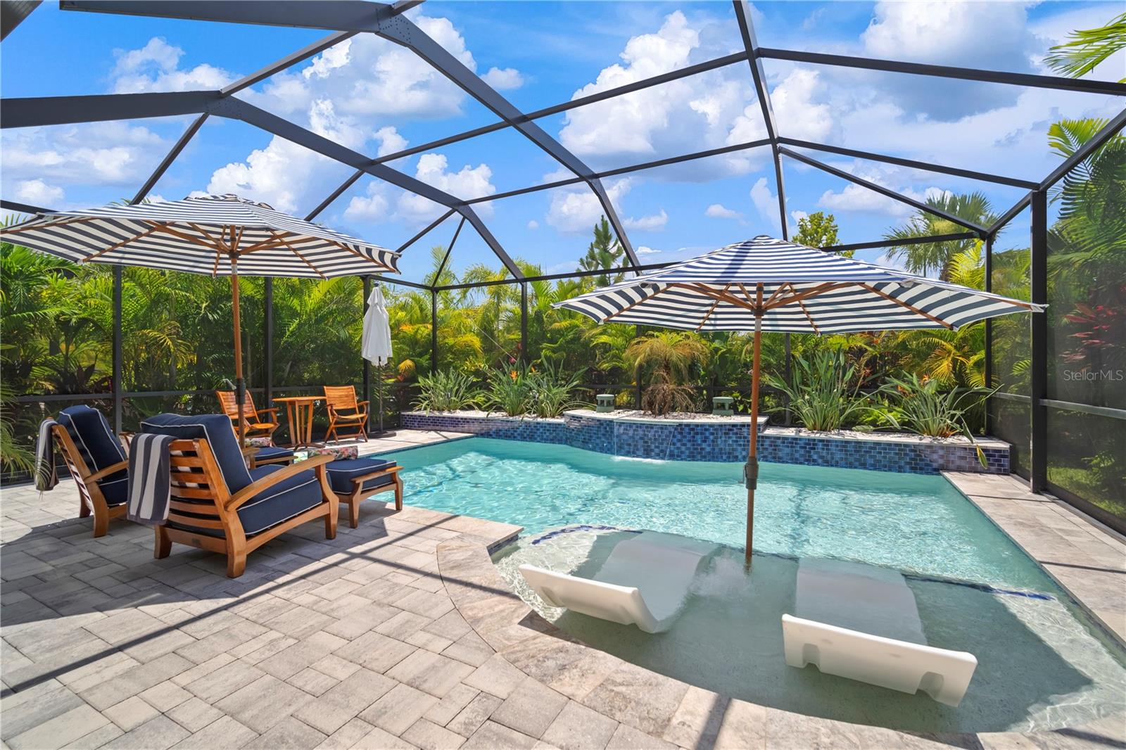Sunshelf in pool