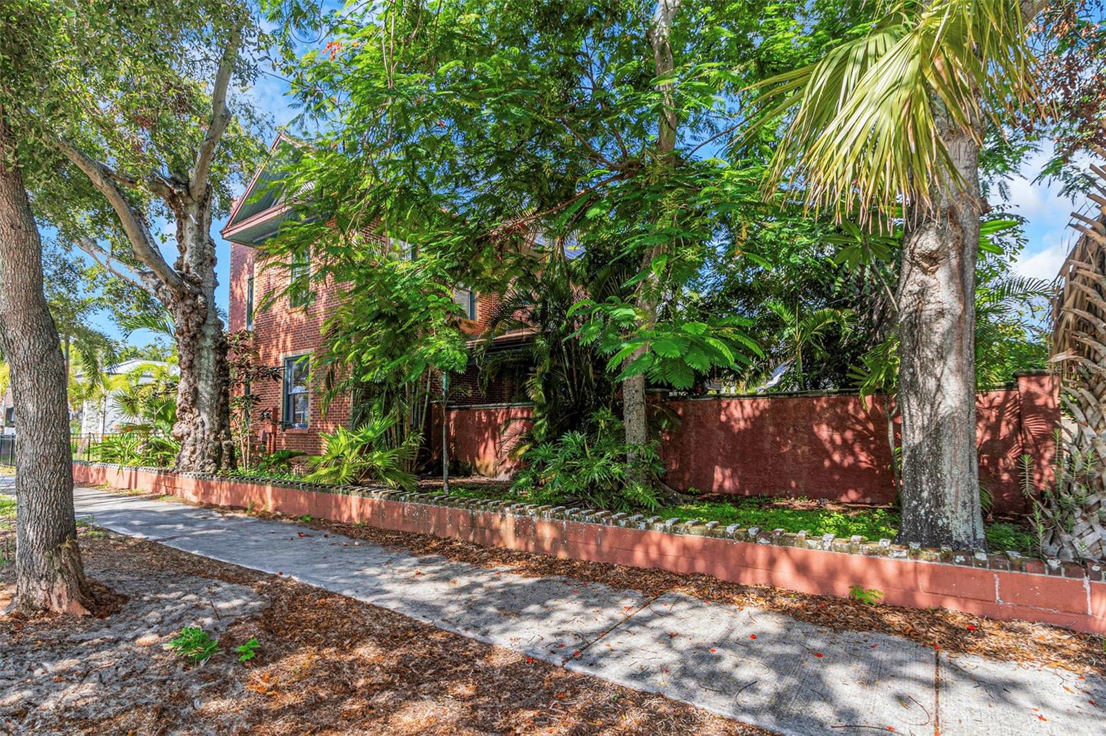 Spacious double lot