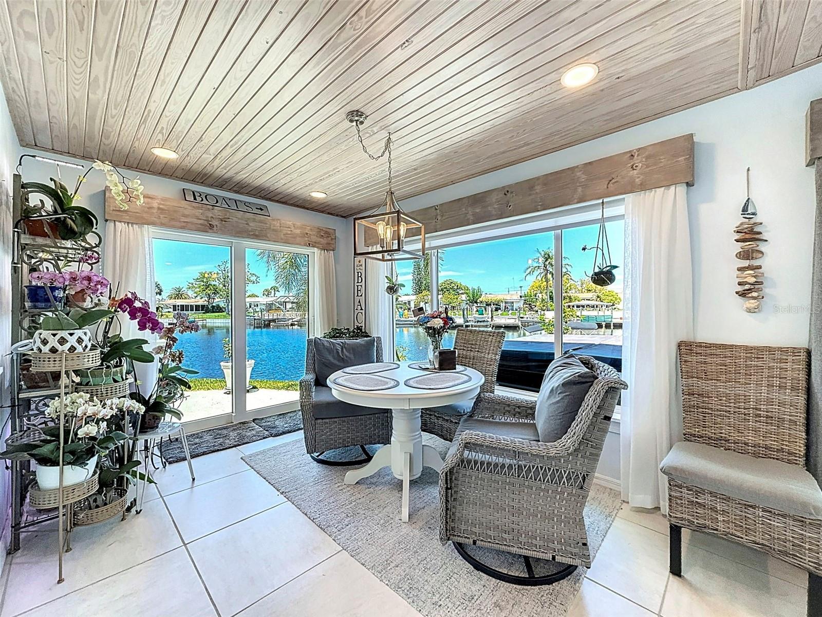 BREAKFAST NOOK