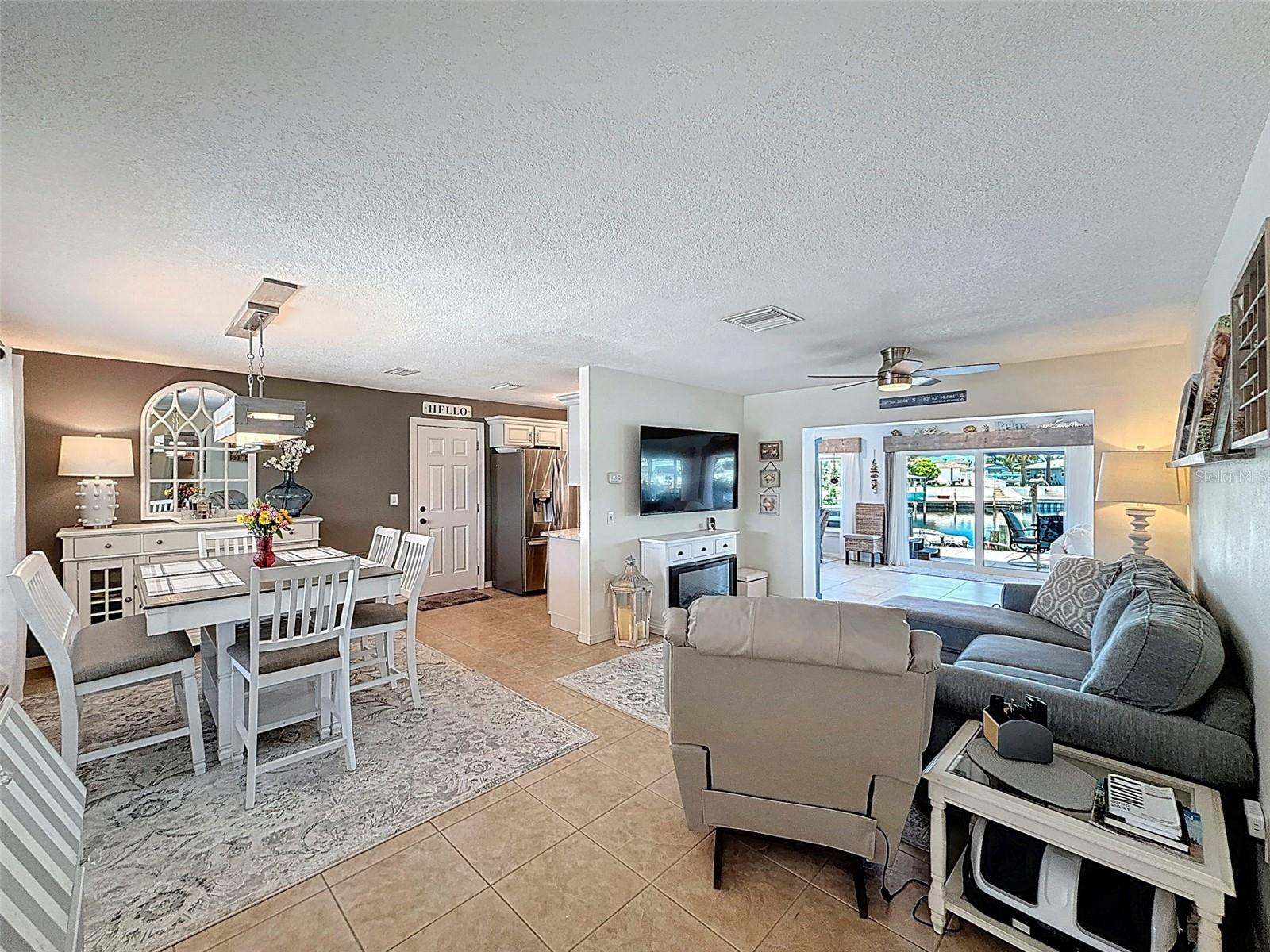 LIVING/DINING ROOM