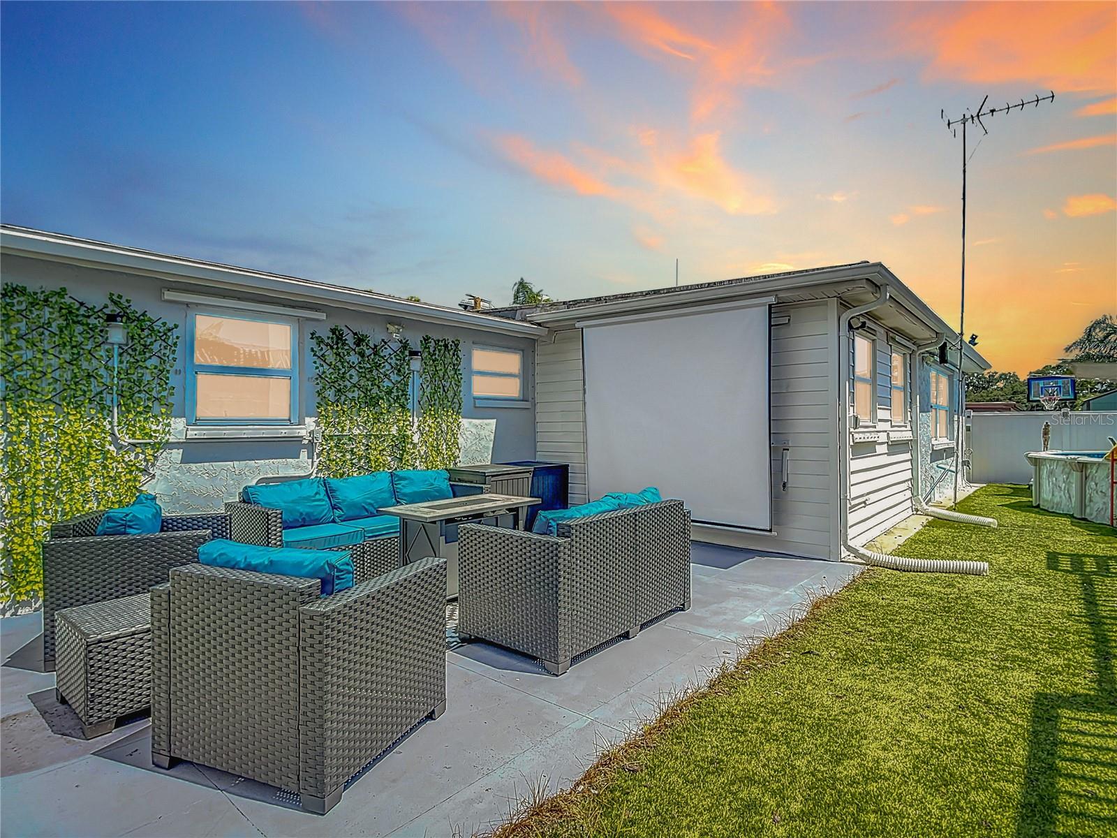 Movie night..enjoy movies on the built in projector screen and enjoy the firepit