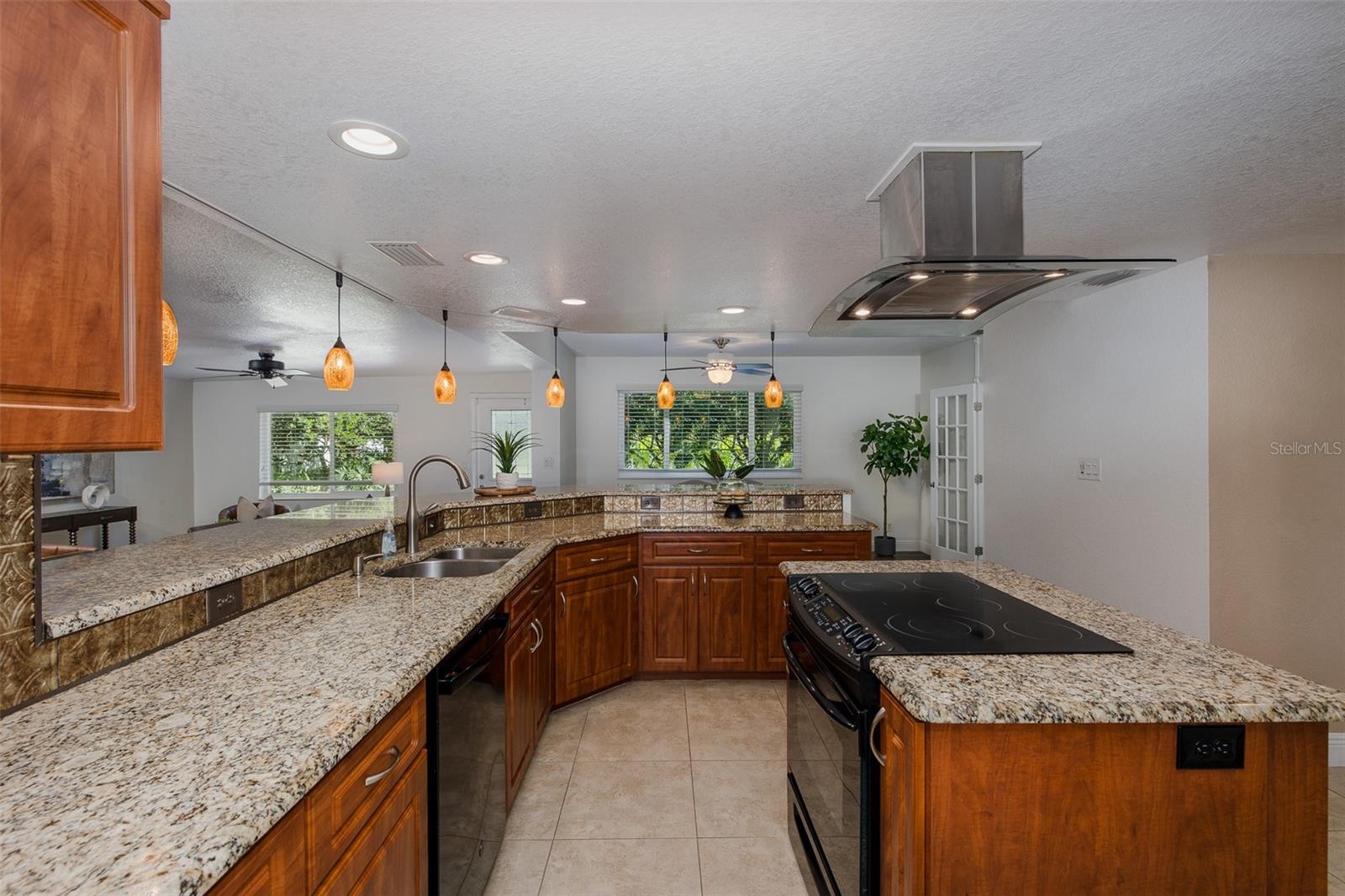 Chefs dream kitchen! Tons of storage!