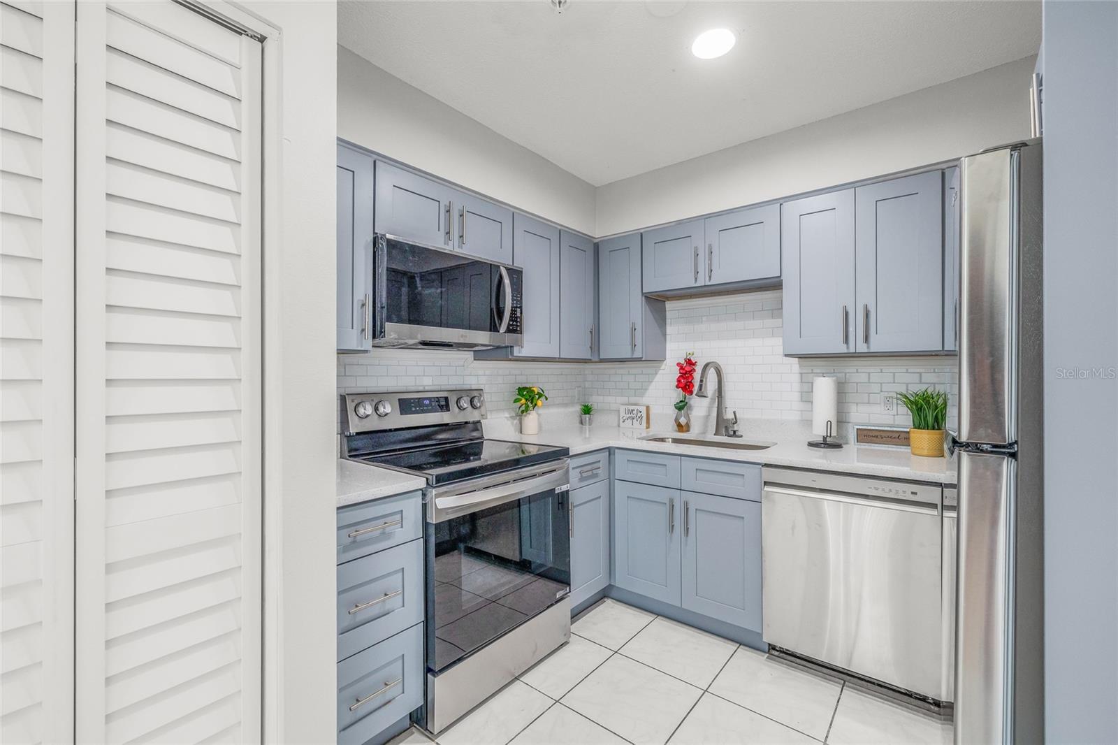 Wow, what a Stunning Kitchen, there are gorgeous new cabinets