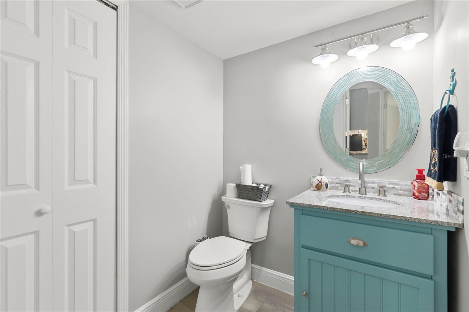 Guests hallway half bath