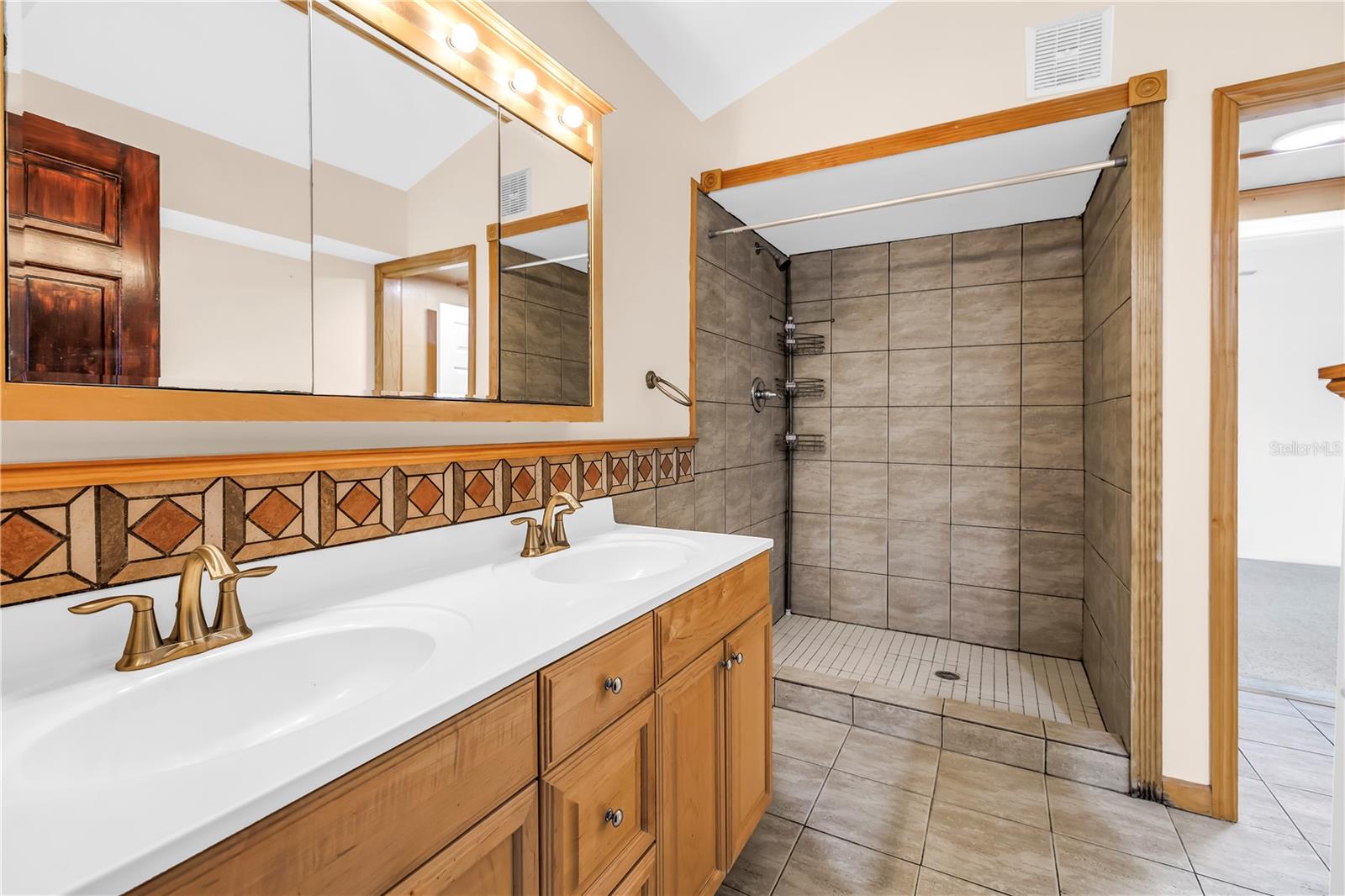 On-Suite bath between bedroom 3 & 4.