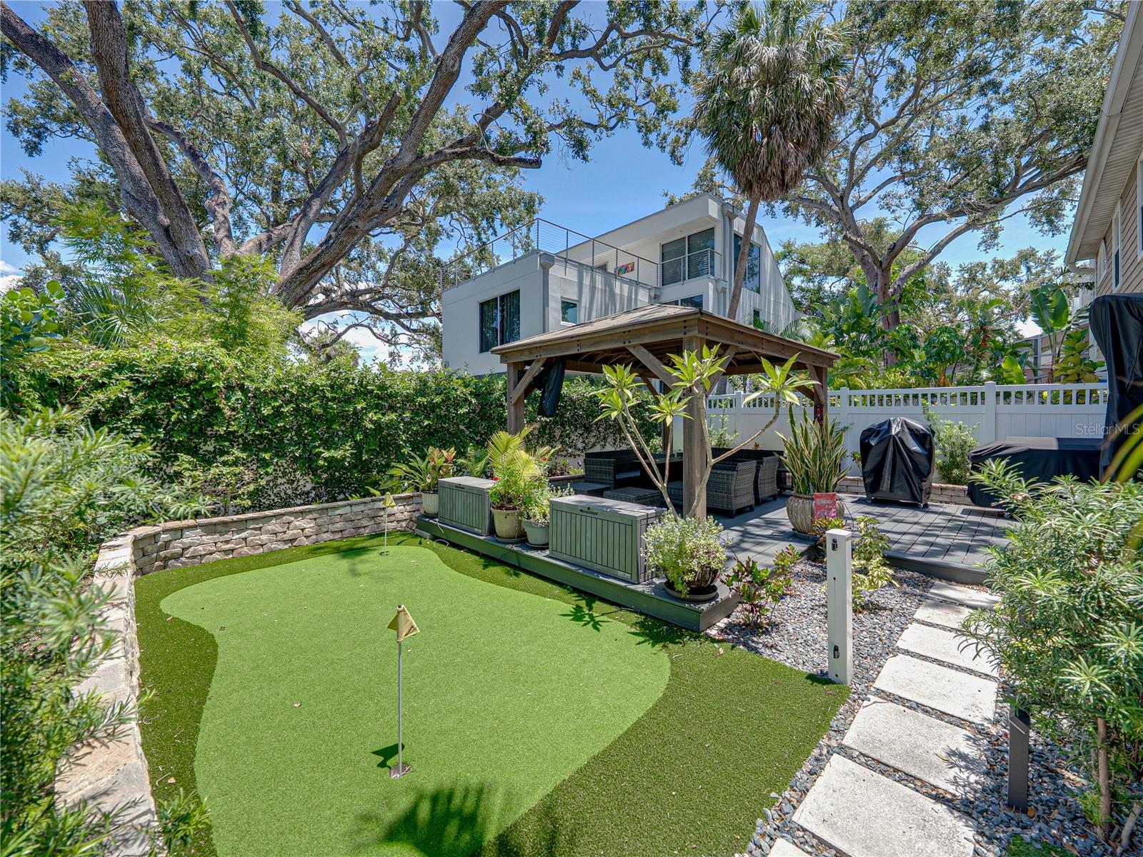 Outdoor Lounge & Putting Green