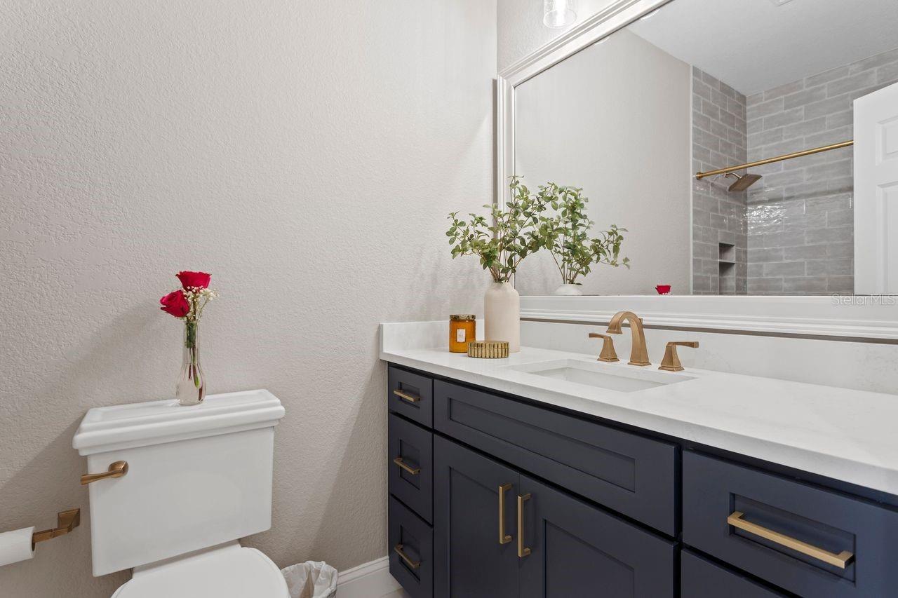 Bathroom 2 with Tub/Shower