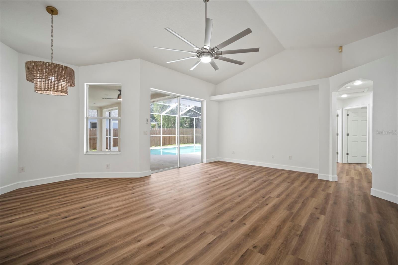 Breakfast nook & family room