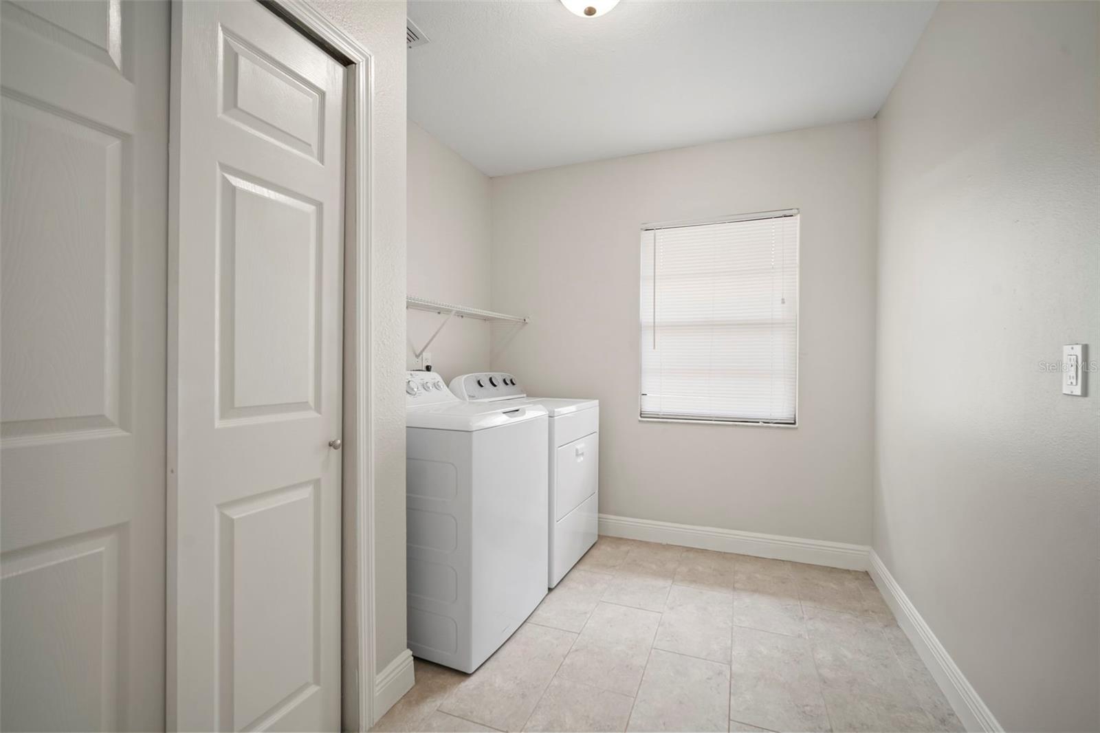 laundry room w/storage space