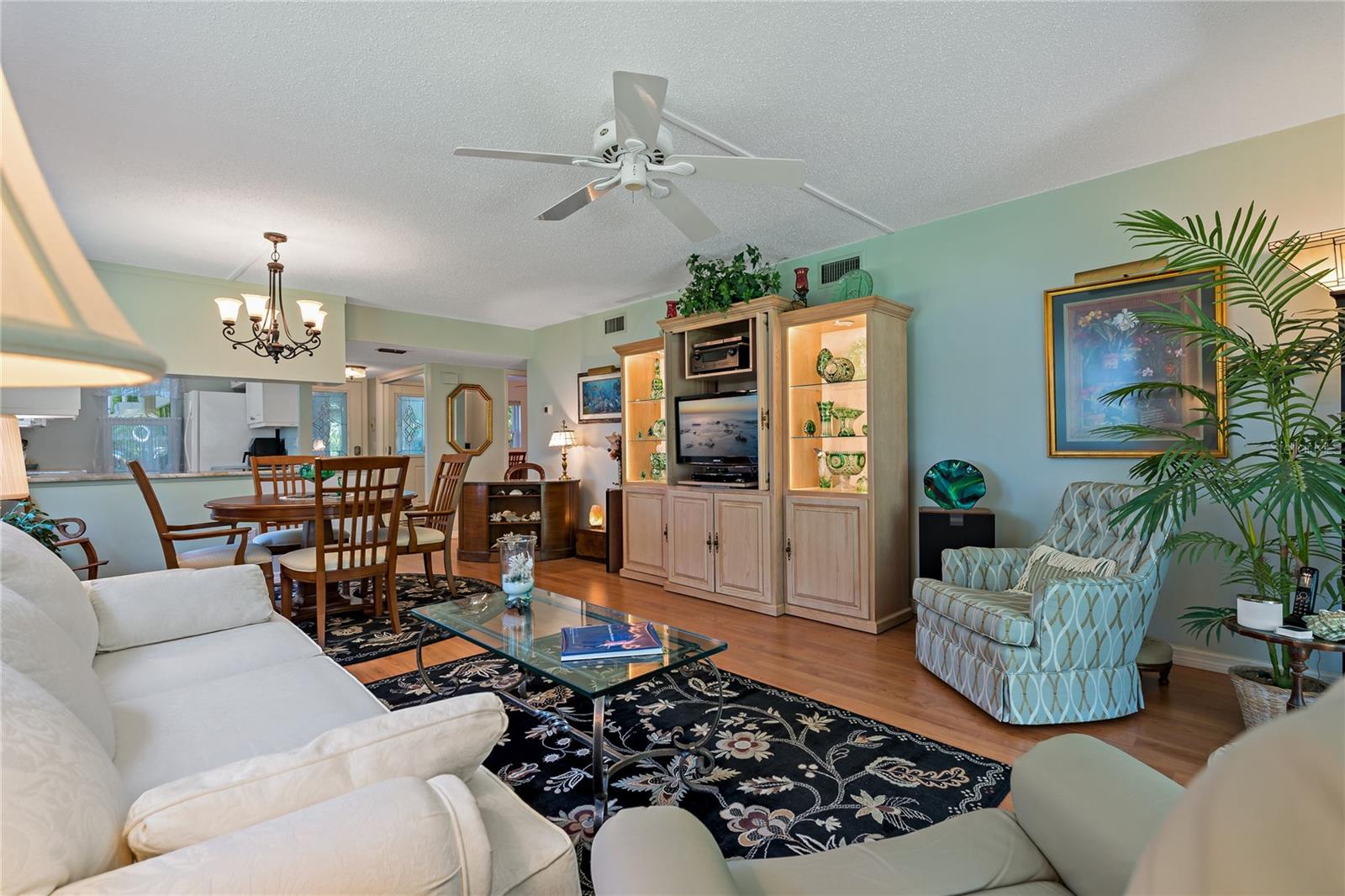 Open, Light and Bright! You will love this open space!
