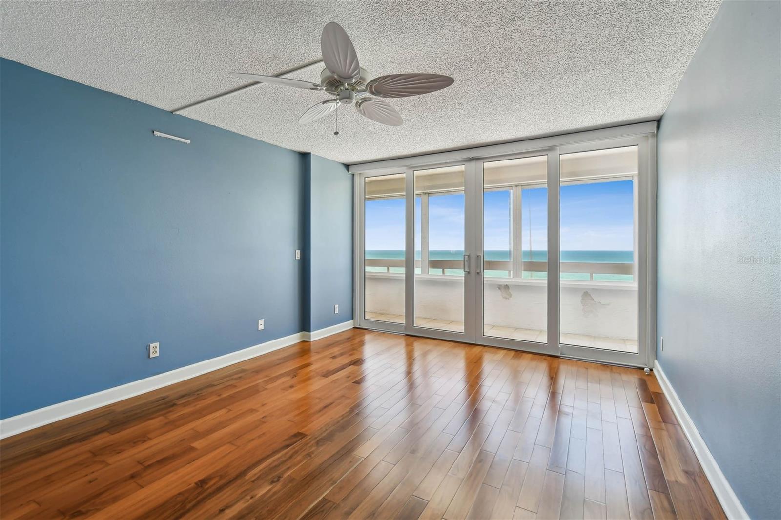 Sliding doors equipped with automated shades