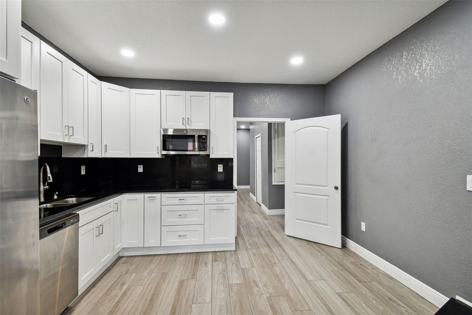 Main Kitchen (door lockout to back 2/1 unit)