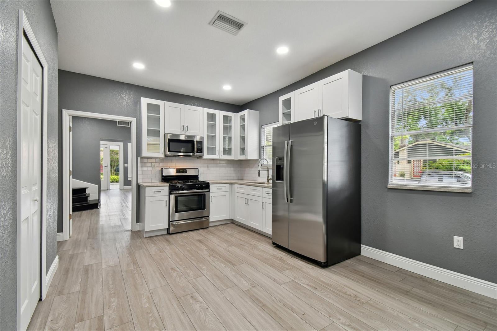 2nd kitchen (door lockout to 3/1 main)