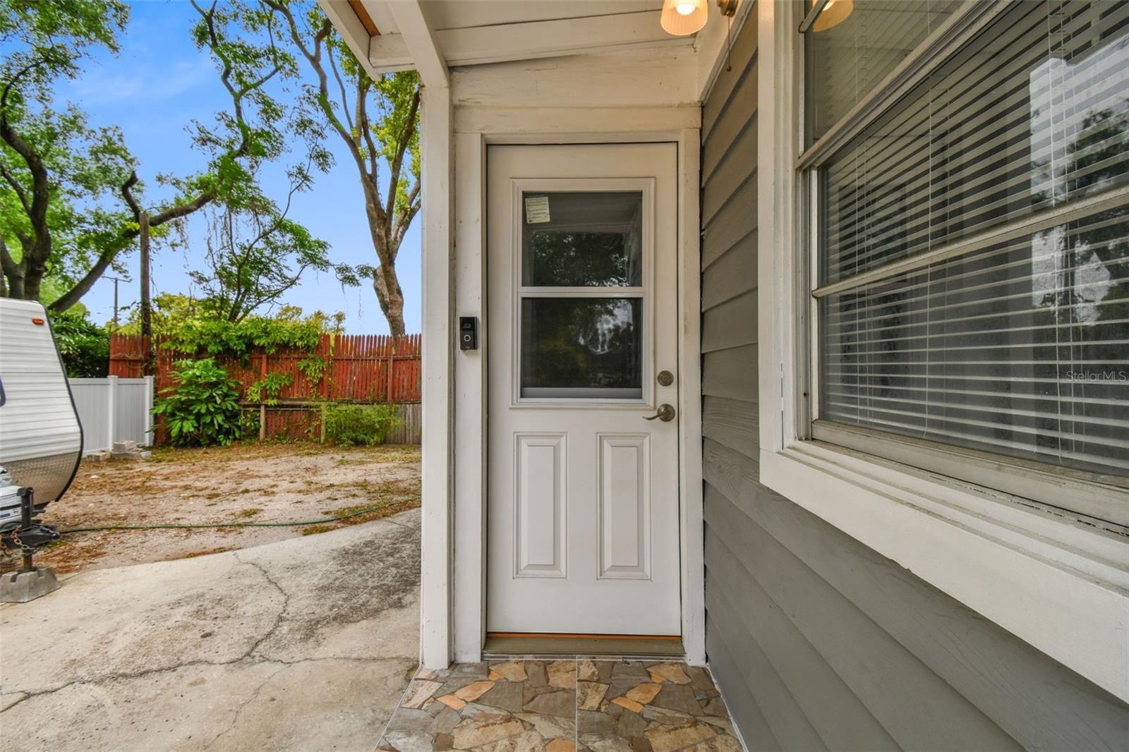 Private entry for Unit B (2/1)
