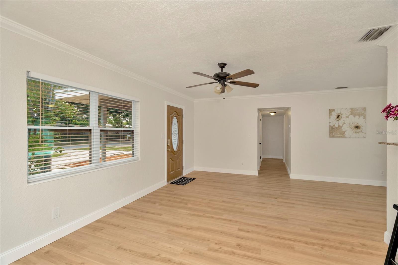 Living Room/Entry
