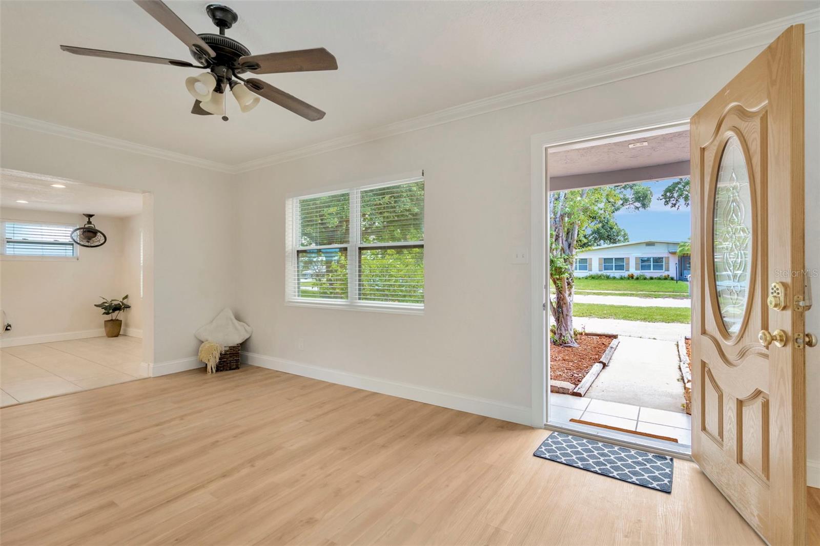 Living Room/Entry