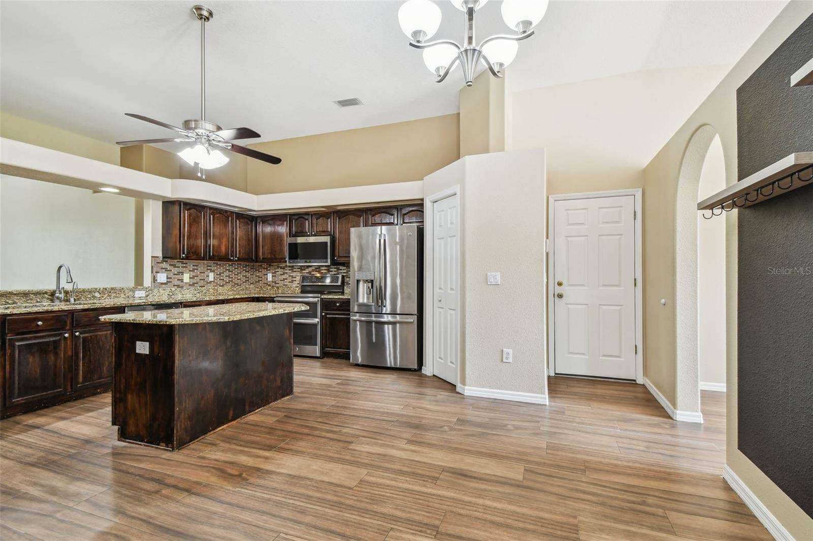 Kitchen w/Cafe & Island