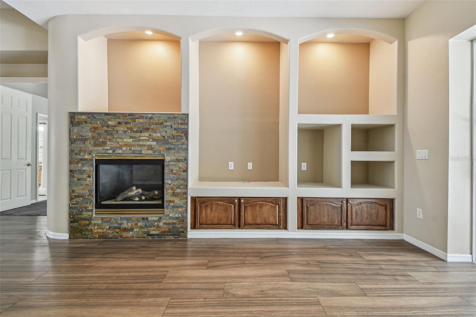 Family Room w/Fireplace & Built-ins