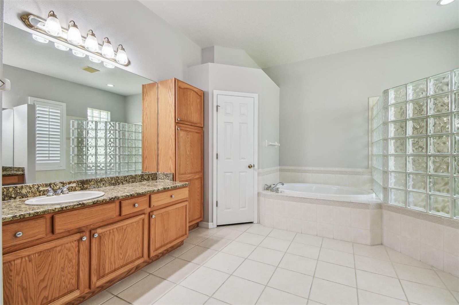 Primary Bathroom w/Walk-in Shower, Garden Tub & Double Vanities