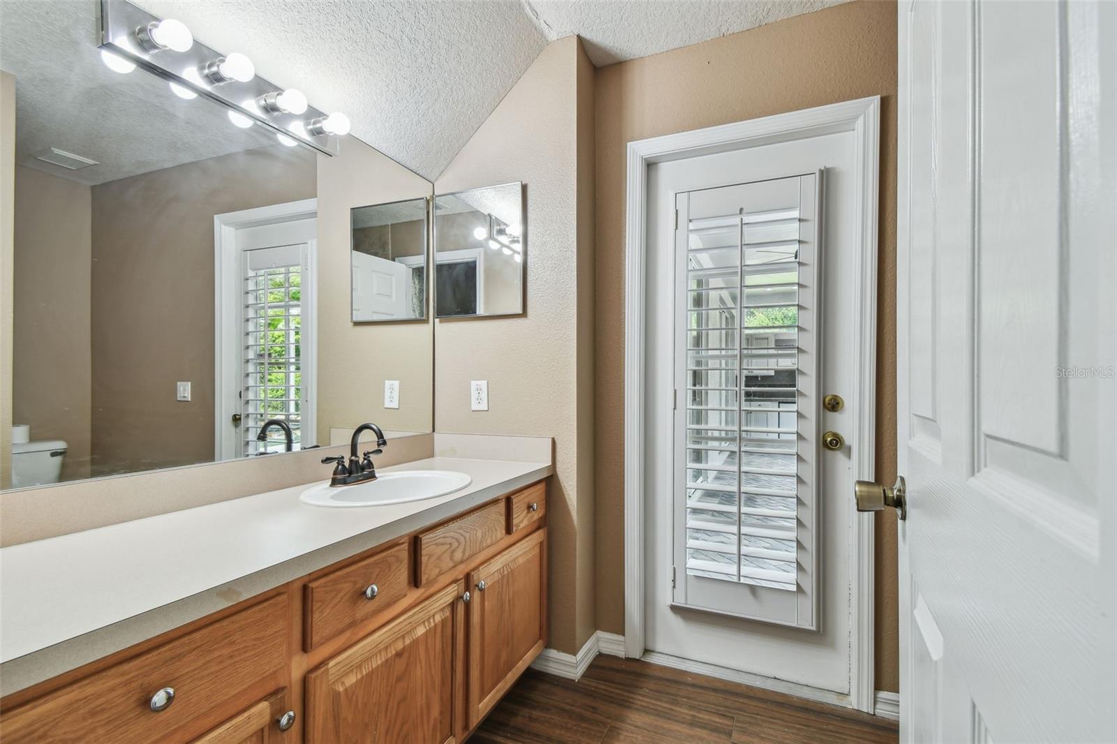 Pool Bath w/Plantation Shutters