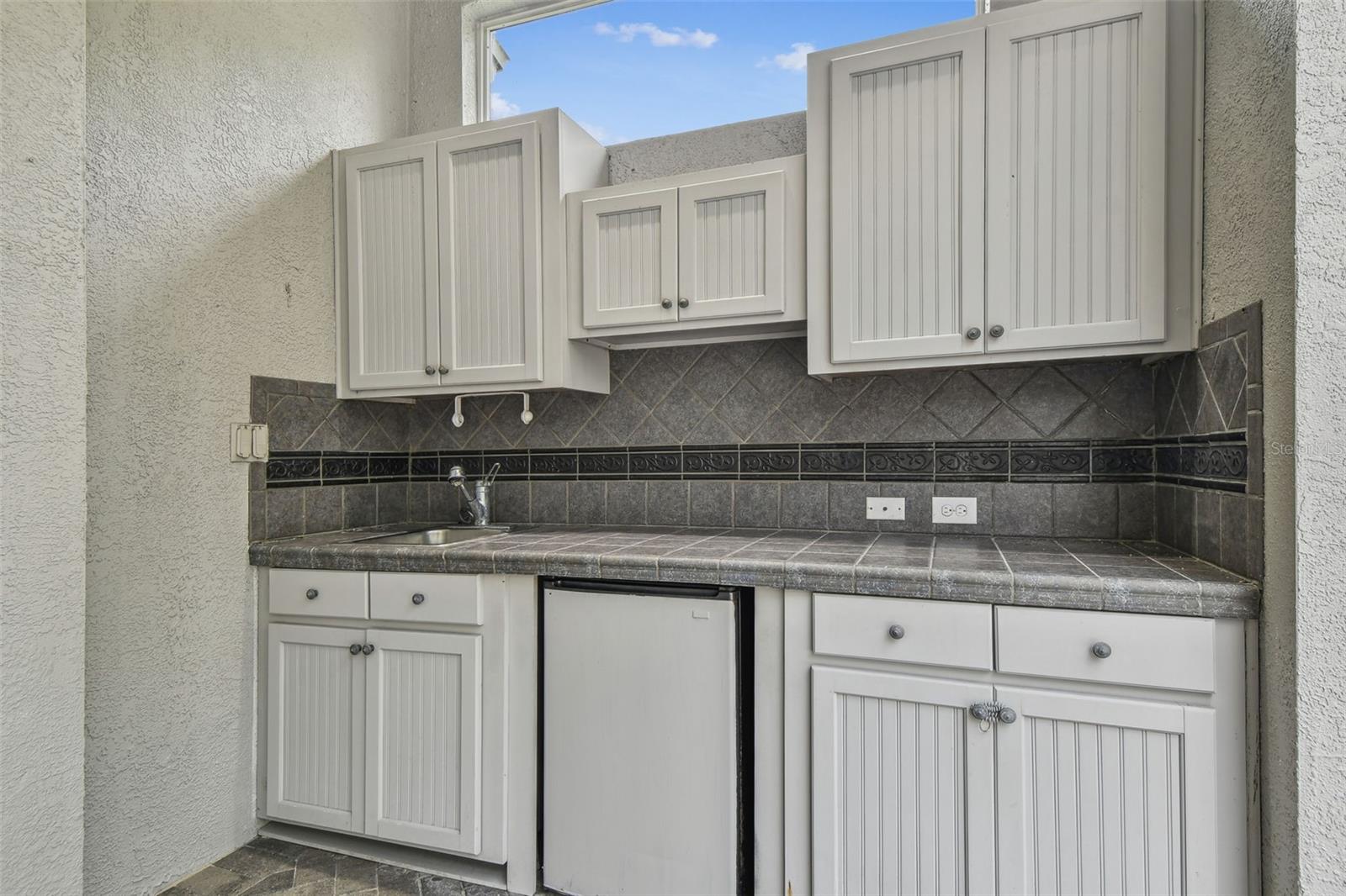 Outdoor Cabinetry, Sink, & Fridge