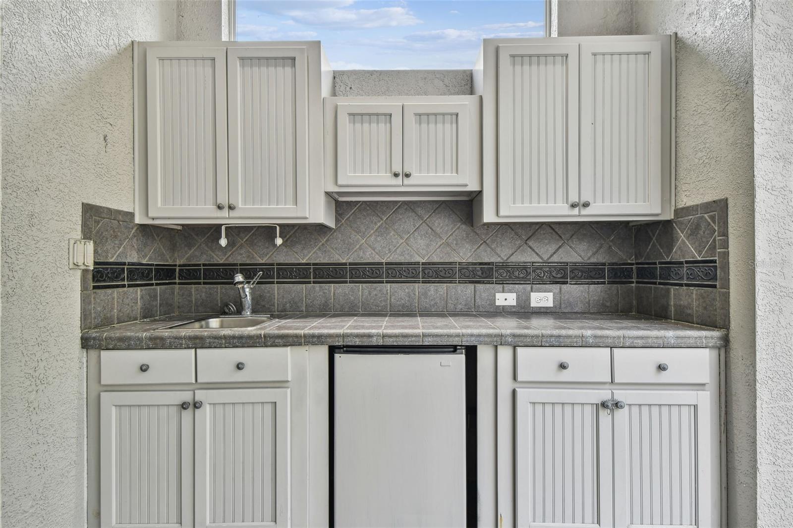 Outdoor Cabinetry, Sink, & Fridge
