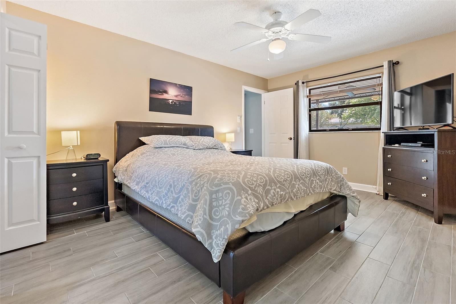 Master with ensuite & walk-in closet