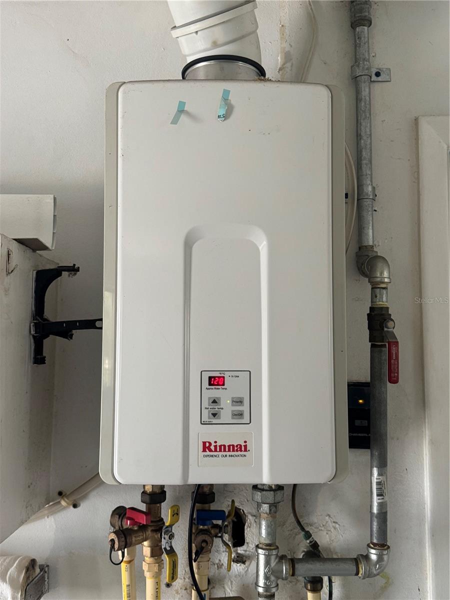 Tankless gas water heater