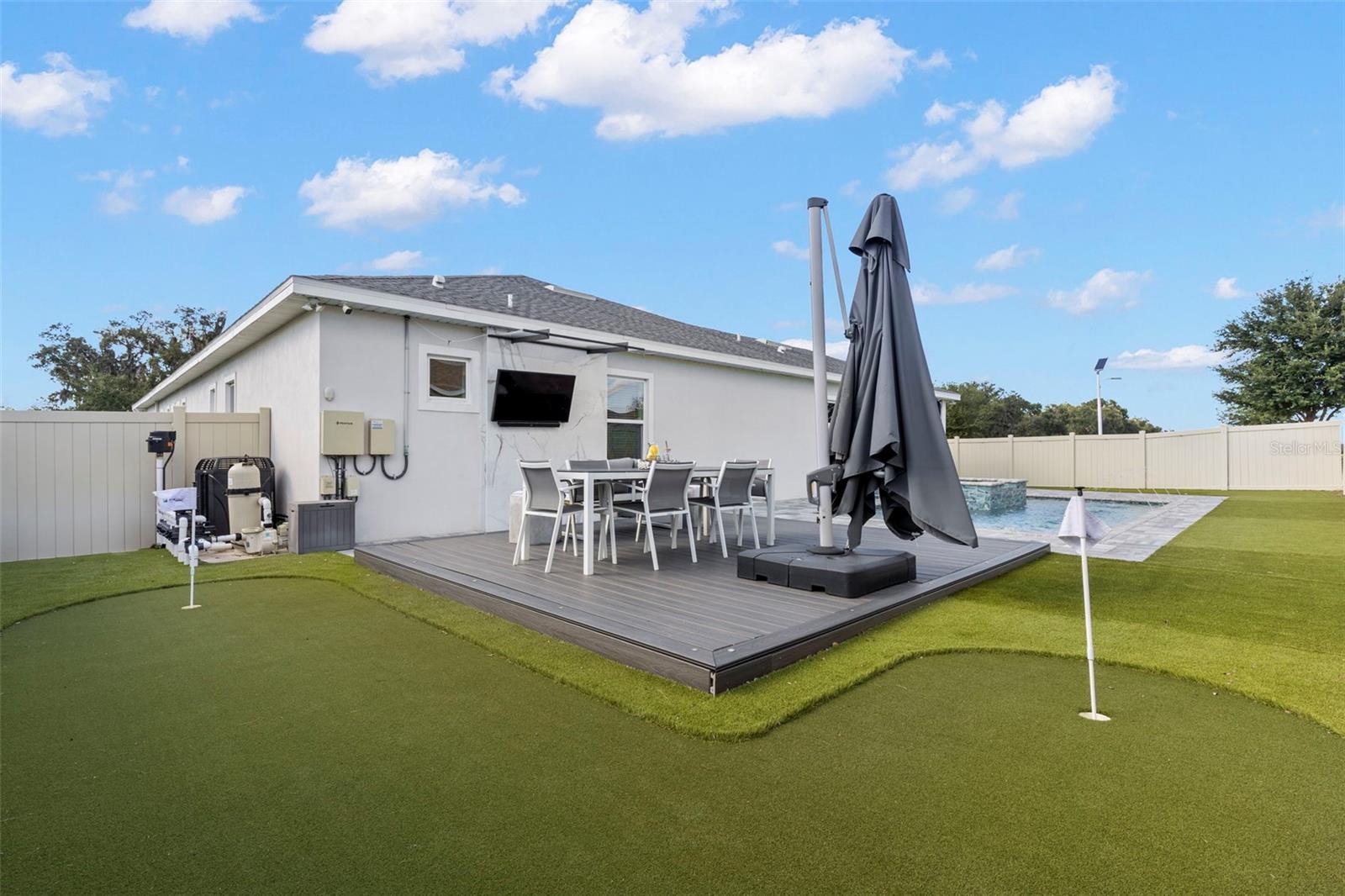 entertainment deck, and putting green.