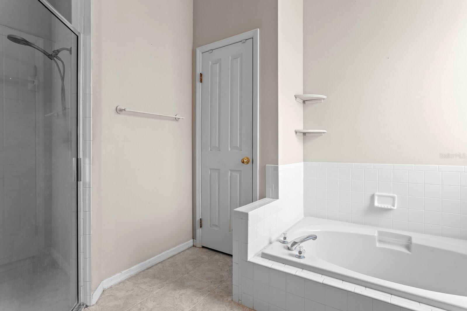 Master Bathroom (en suite)