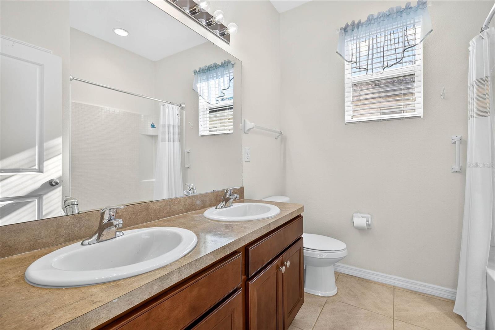 Full bathroom 2
