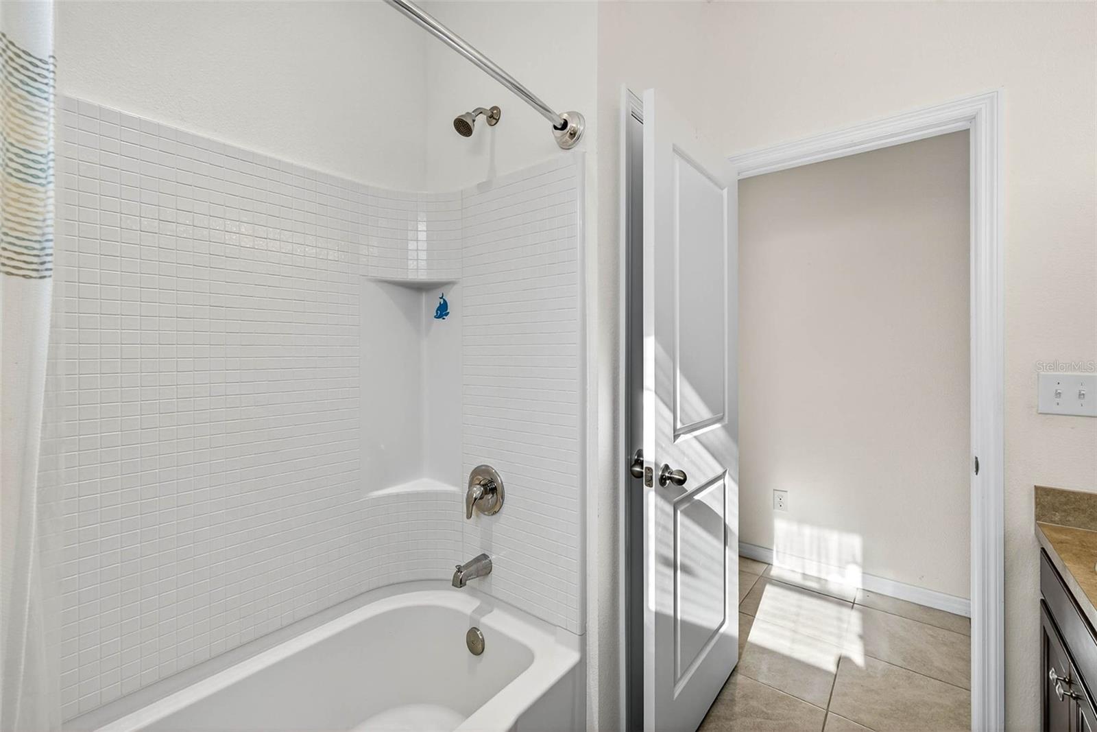 Bathroom 2 with tub/shower