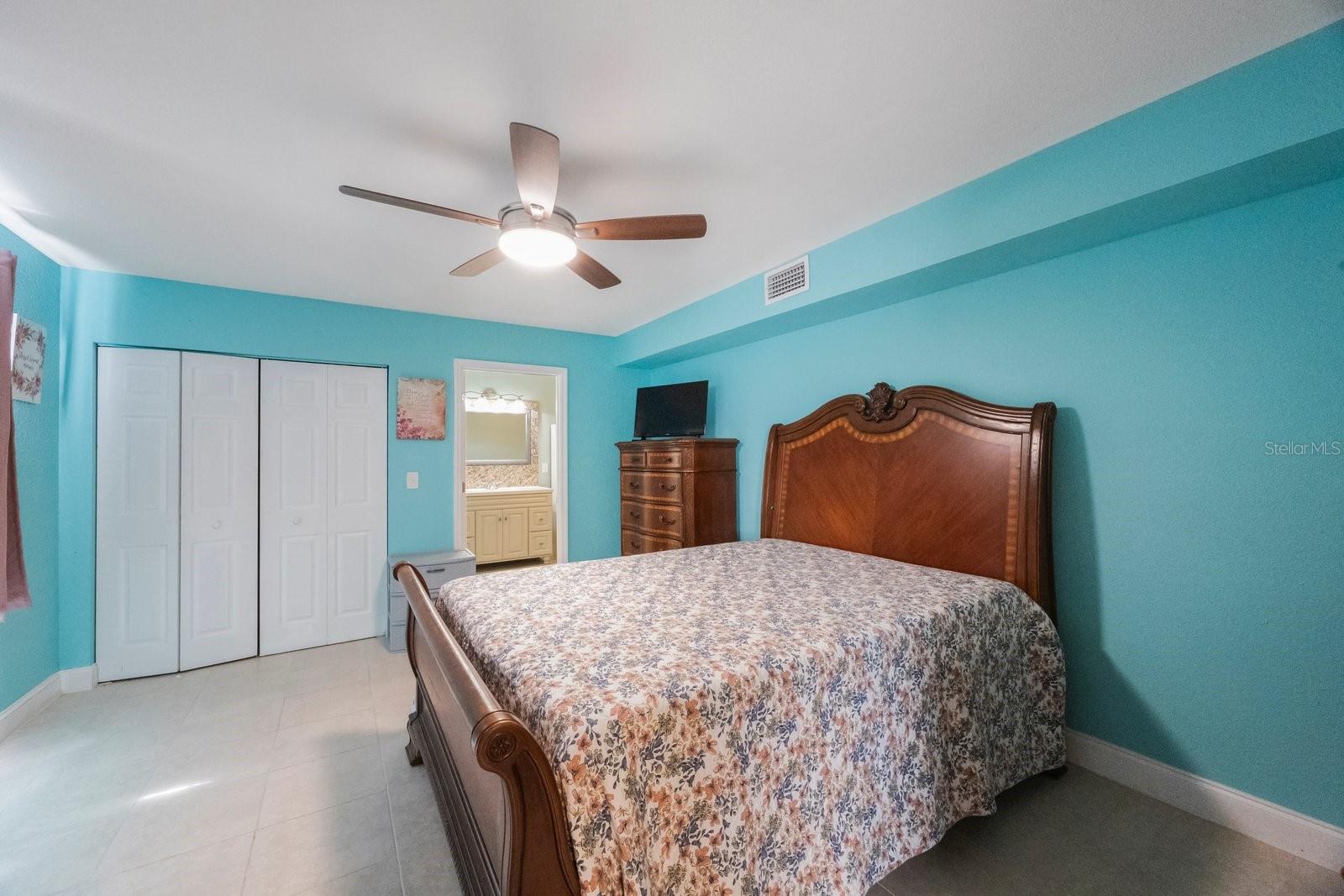 Large main bedroom with en suite bathroom and walk-in closet.