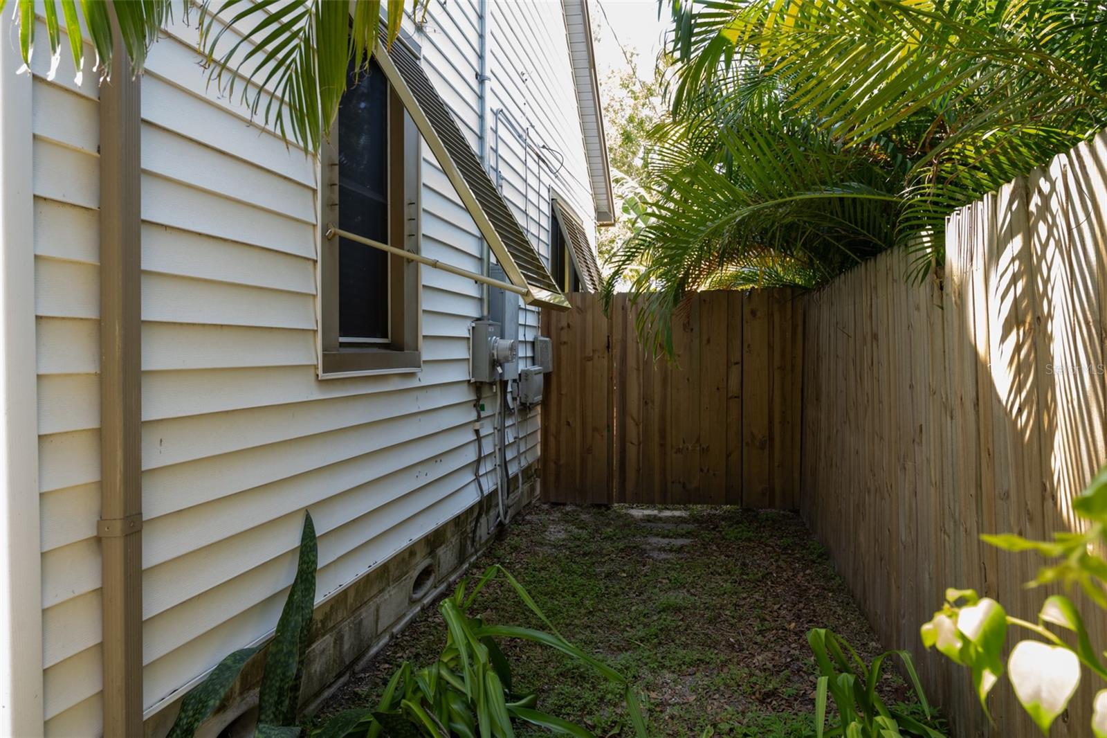 side gate front yard to backyard