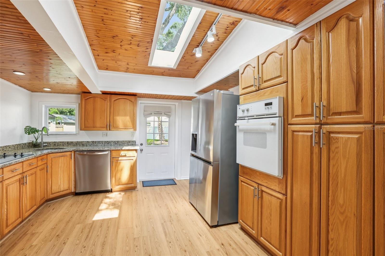 Kitchen with wet bar