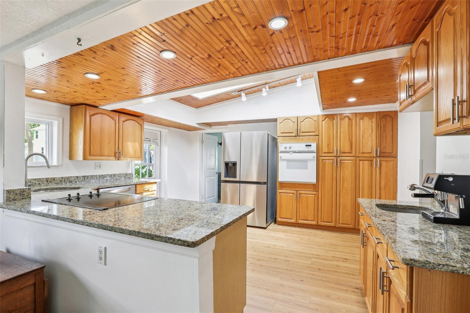 Kitchen with wet bar