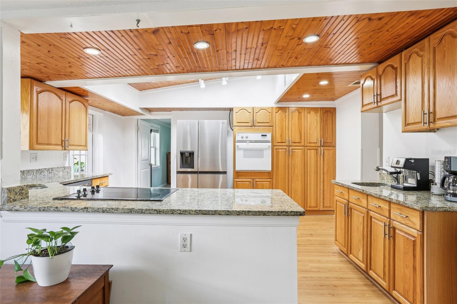 Kitchen with wet bar