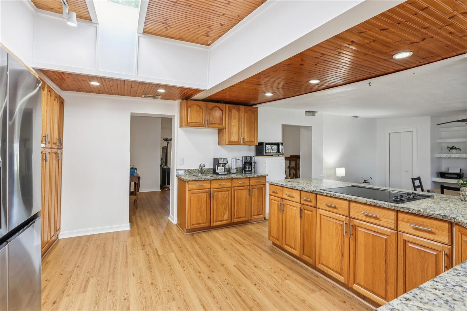Kitchen with wet bar