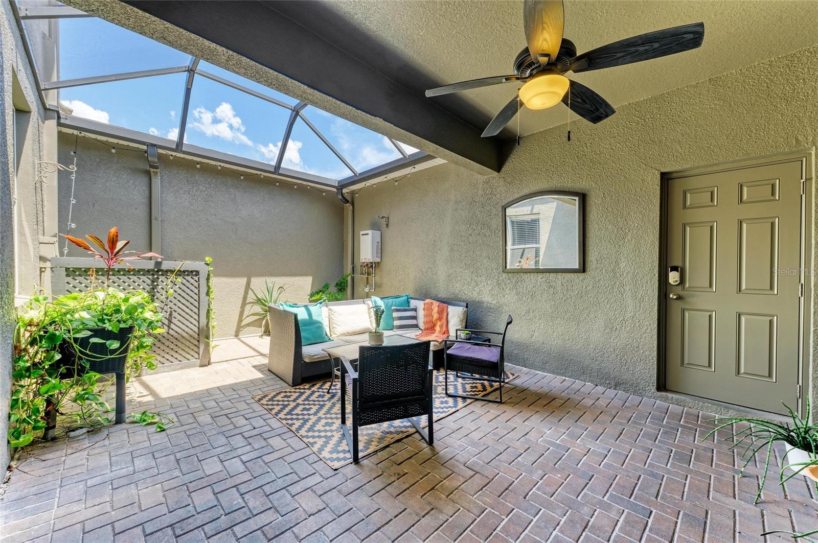 Private screened-in lanai