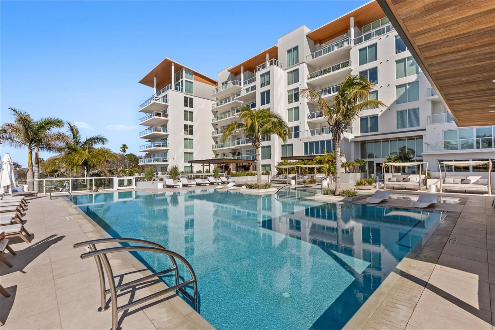 Zero-edge pool