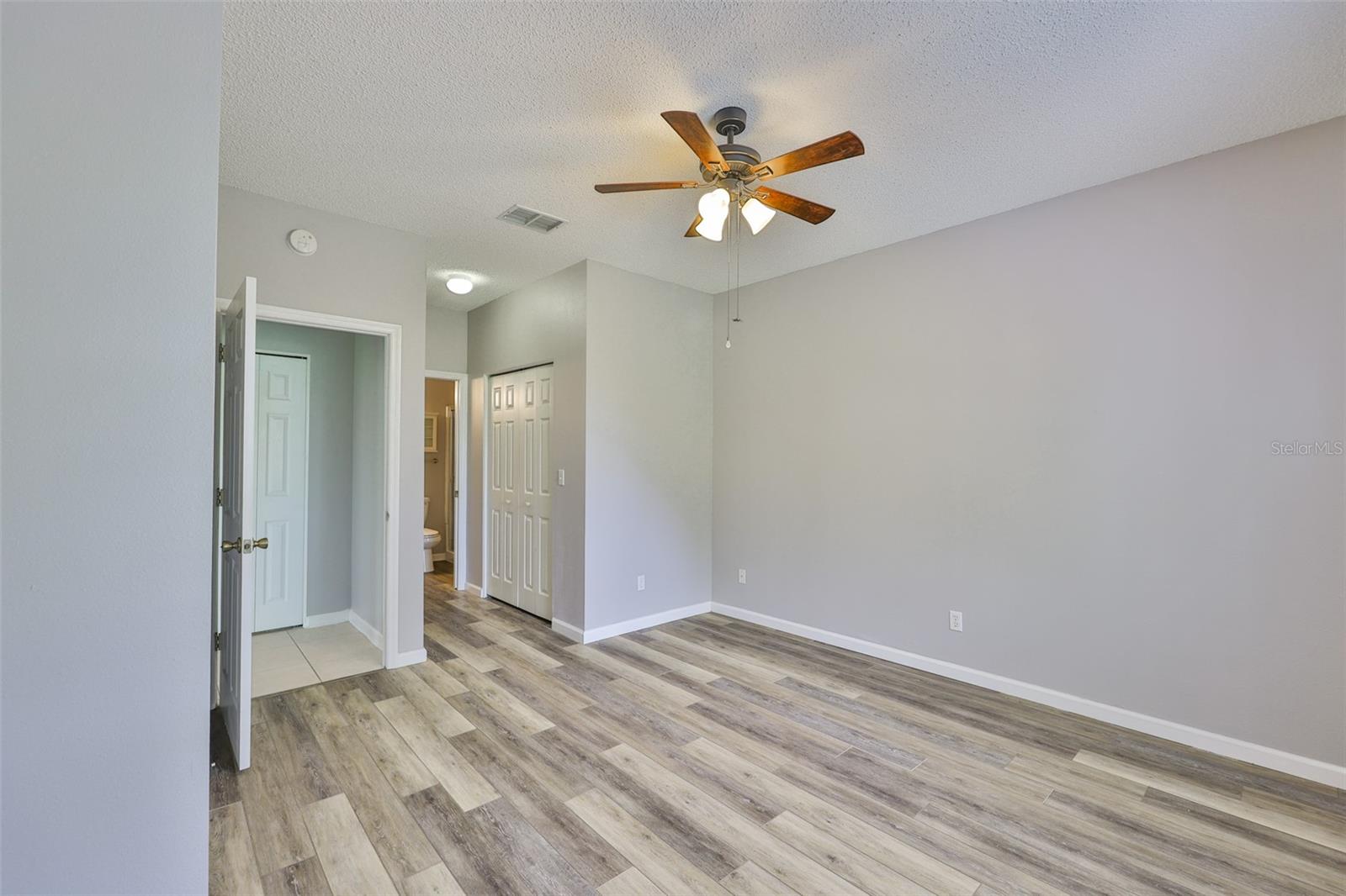 Guest bedroom.