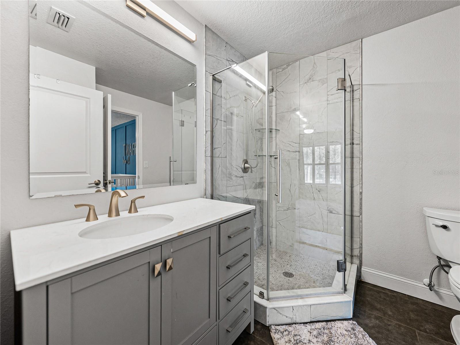 Guest Bathroom (Upstairs)