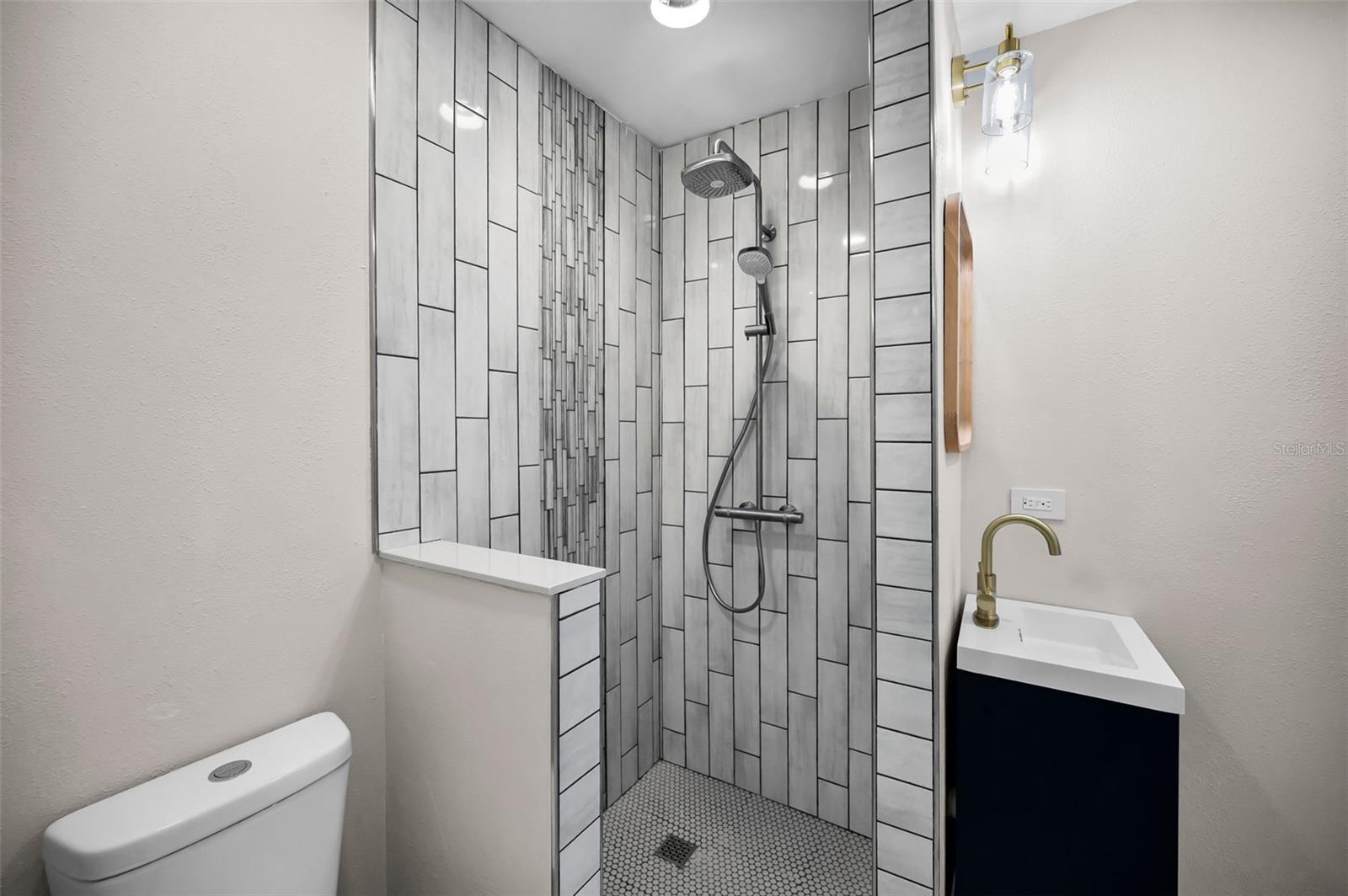 Jack-n-Jill Bath - Bathroom #2 adjoining Bedrooms 2 & 3
