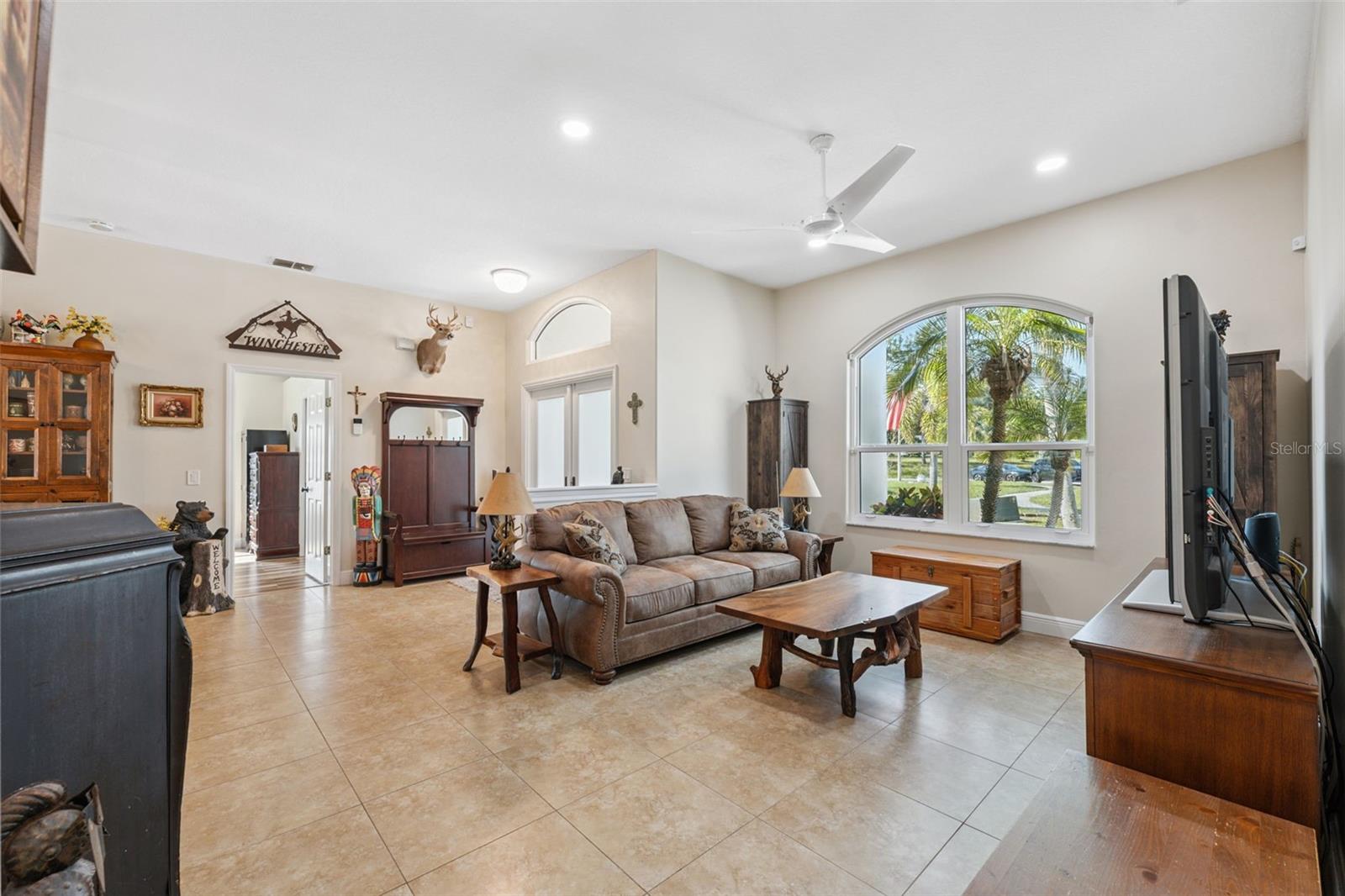 Dining/Foyer