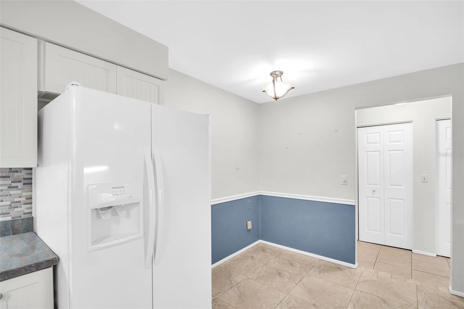 Convenient eat-in kitchen space for casual dining~