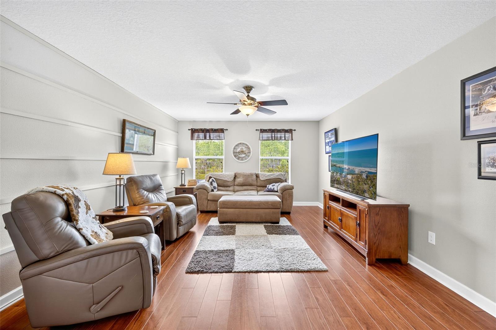 LARGE upstairs bonus room!